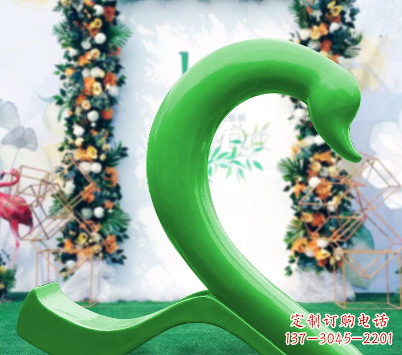 漯河新颖抢眼的玻璃钢爱心天鹅雕塑