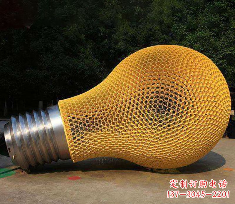 漯河不锈钢灯泡雕塑灯光下的美丽