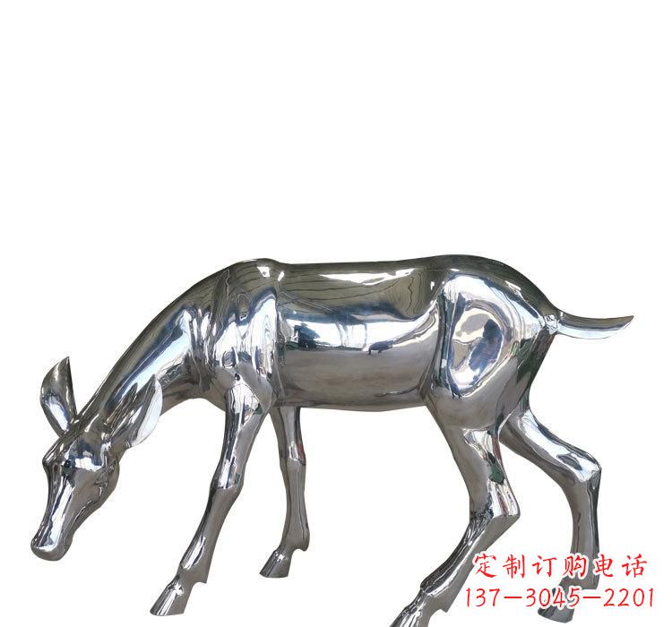 漯河不锈钢公园草坪上的鹿雕塑——让美景更加完美