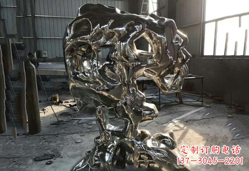 漯河太湖石雕塑不锈钢公园的镜面之美