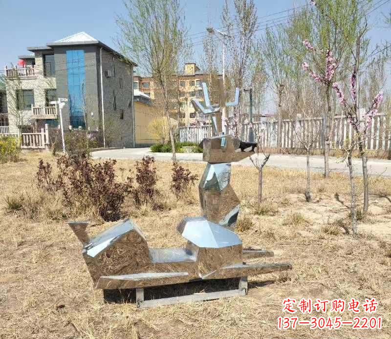 漯河不锈钢公园小鹿雕塑给公园带来温馨气息