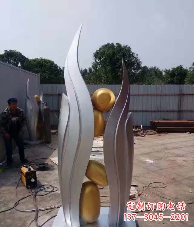 漯河不锈钢广场翅膀雕塑象征着自由之翼