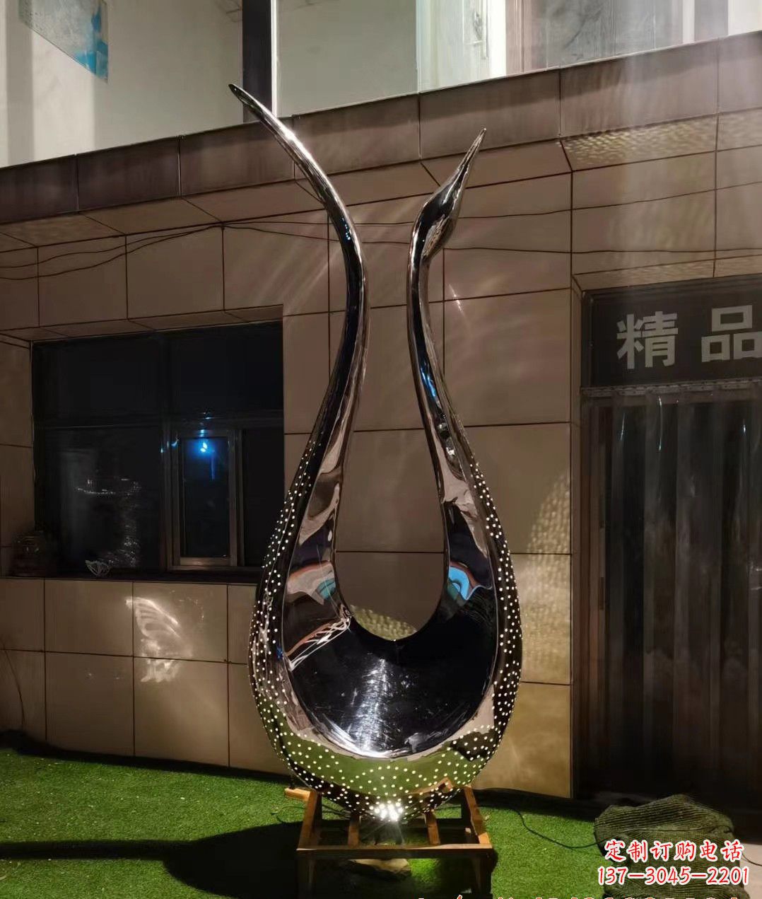 漯河不锈钢镜面天鹅雕塑——象征着美丽与坚强