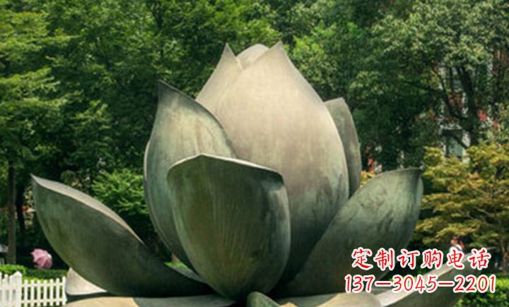 漯河不锈钢莲花公园精美的雕塑装点