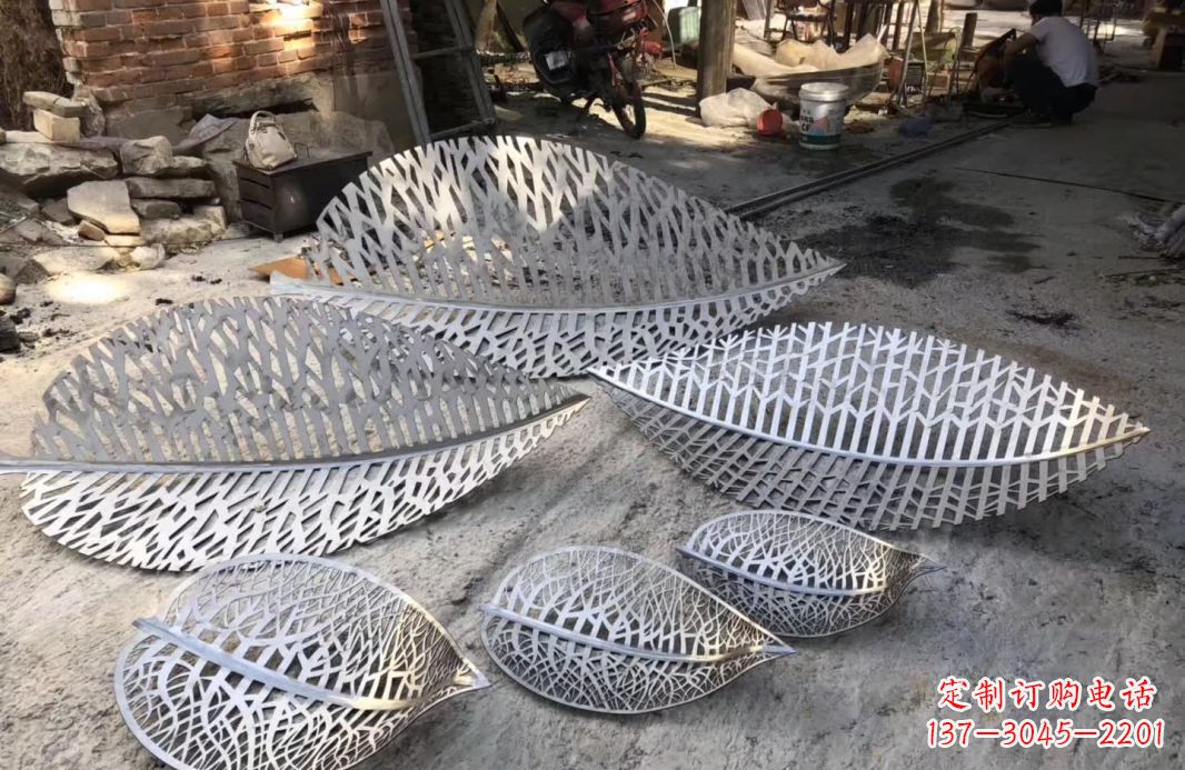 漯河不锈钢树叶雕塑美丽的自然之美
