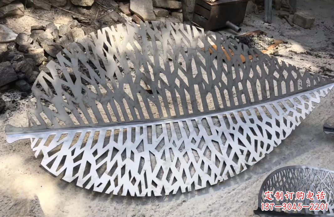 漯河不锈钢镂空树叶雕塑艺术的精美结合