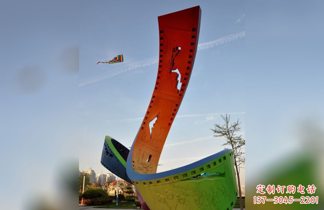 漯河不锈钢五彩胶卷广场雕塑——现代美学的象征