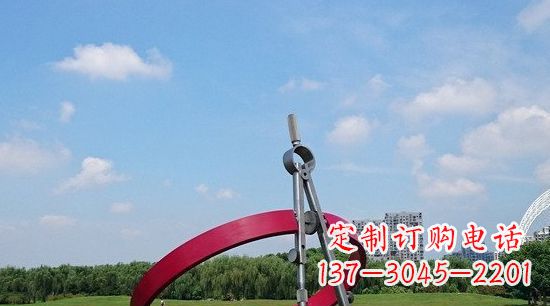 漯河不锈钢圆规雕塑环绕着美景