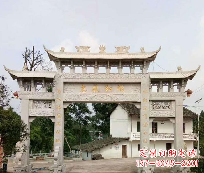 漯河村口三门石雕牌楼精美的雕塑杰作