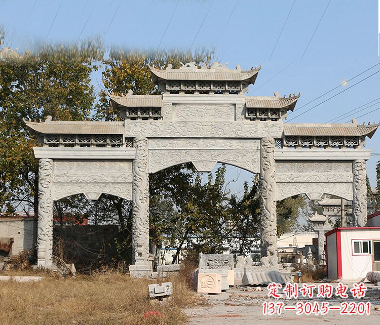 漯河村镇门口的石雕牌坊展现精湛工艺