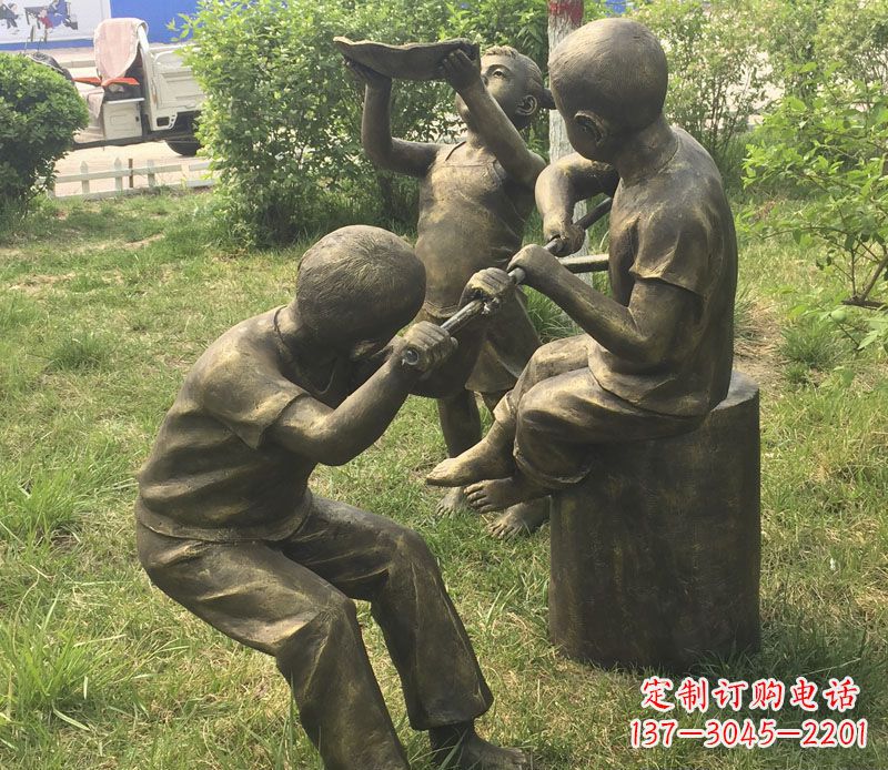 漯河公园玩水的儿童铜雕