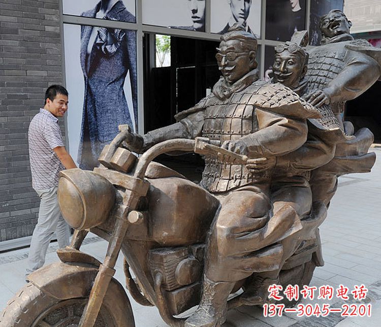 漯河铜雕街头骑摩托人物雕塑