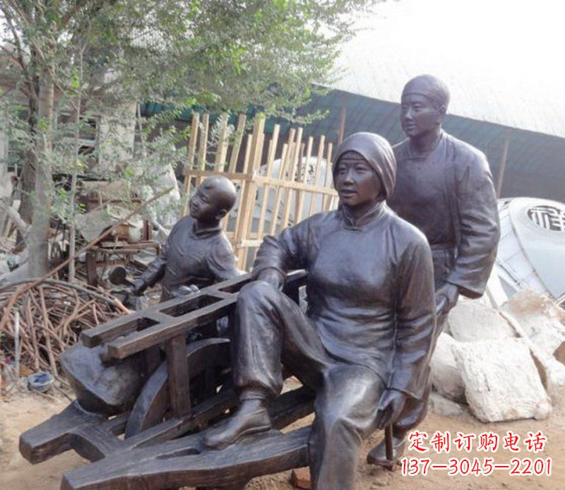 漯河推独轮车人物铜雕
