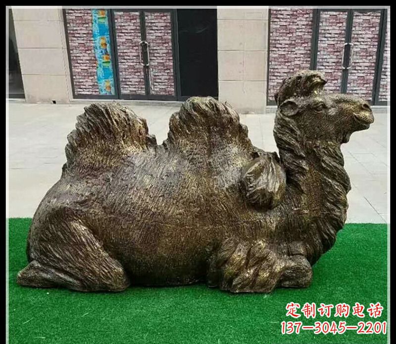 漯河卧在草地的骆驼铜雕
