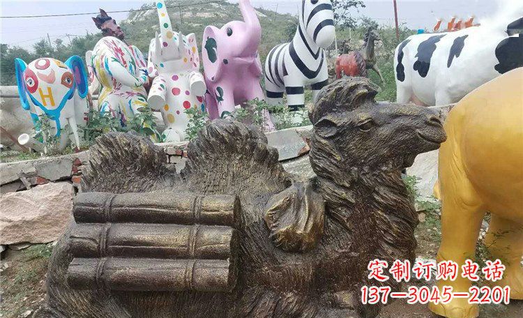 漯河卧着的骆驼动物铜雕 (2)