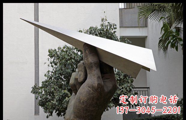漯河小区不锈钢手拿纸飞机雕塑